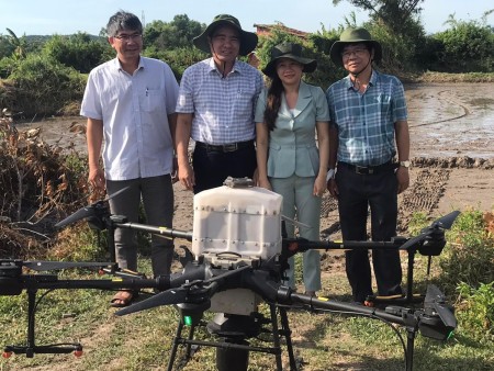 Ứng dụng máy bay không người lái (drone) trong sản xuất lúa